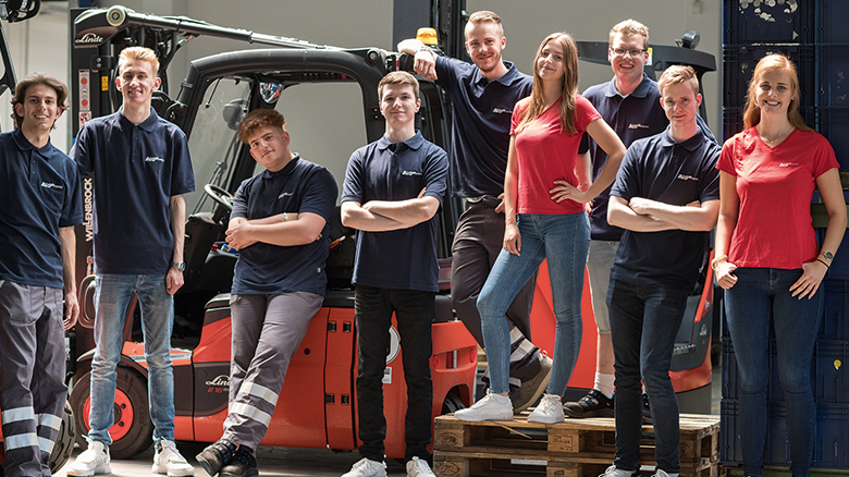 Neun Auszubildende der BLG LOGISTICS GROUP vor einem Gabelstapler 