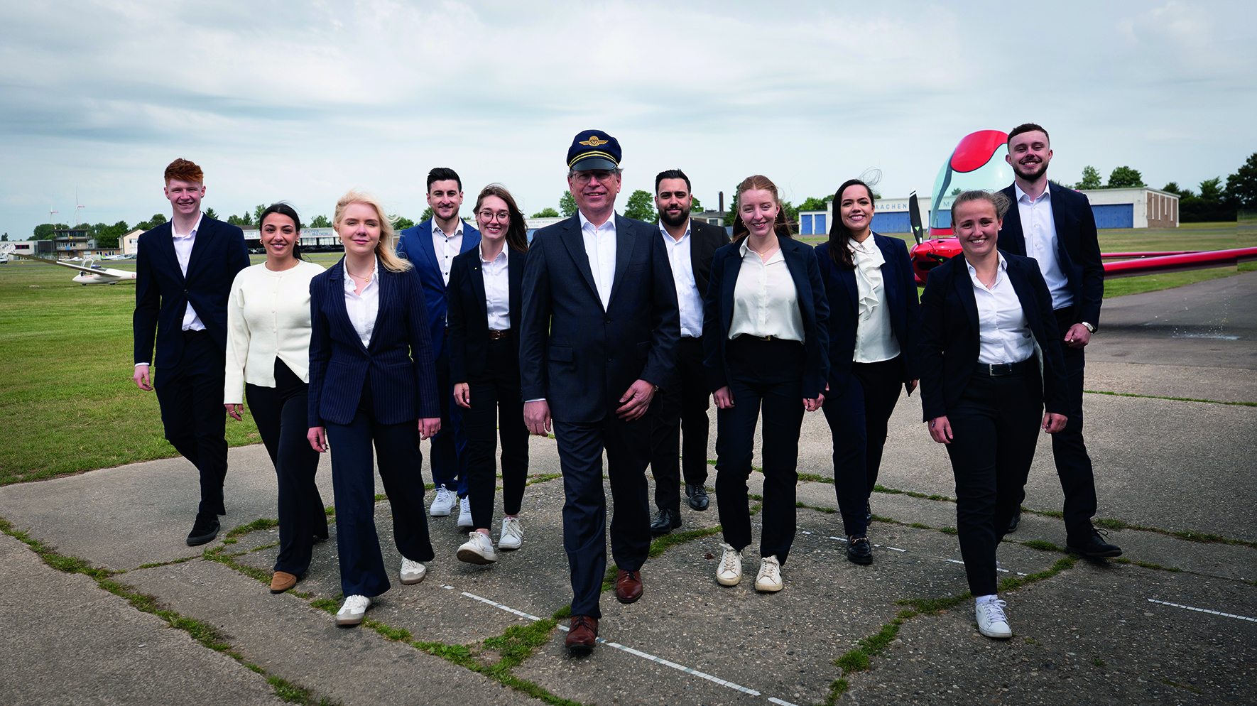 Gruppenbild von Mitarbeitern und einem Flugzeugkapitän