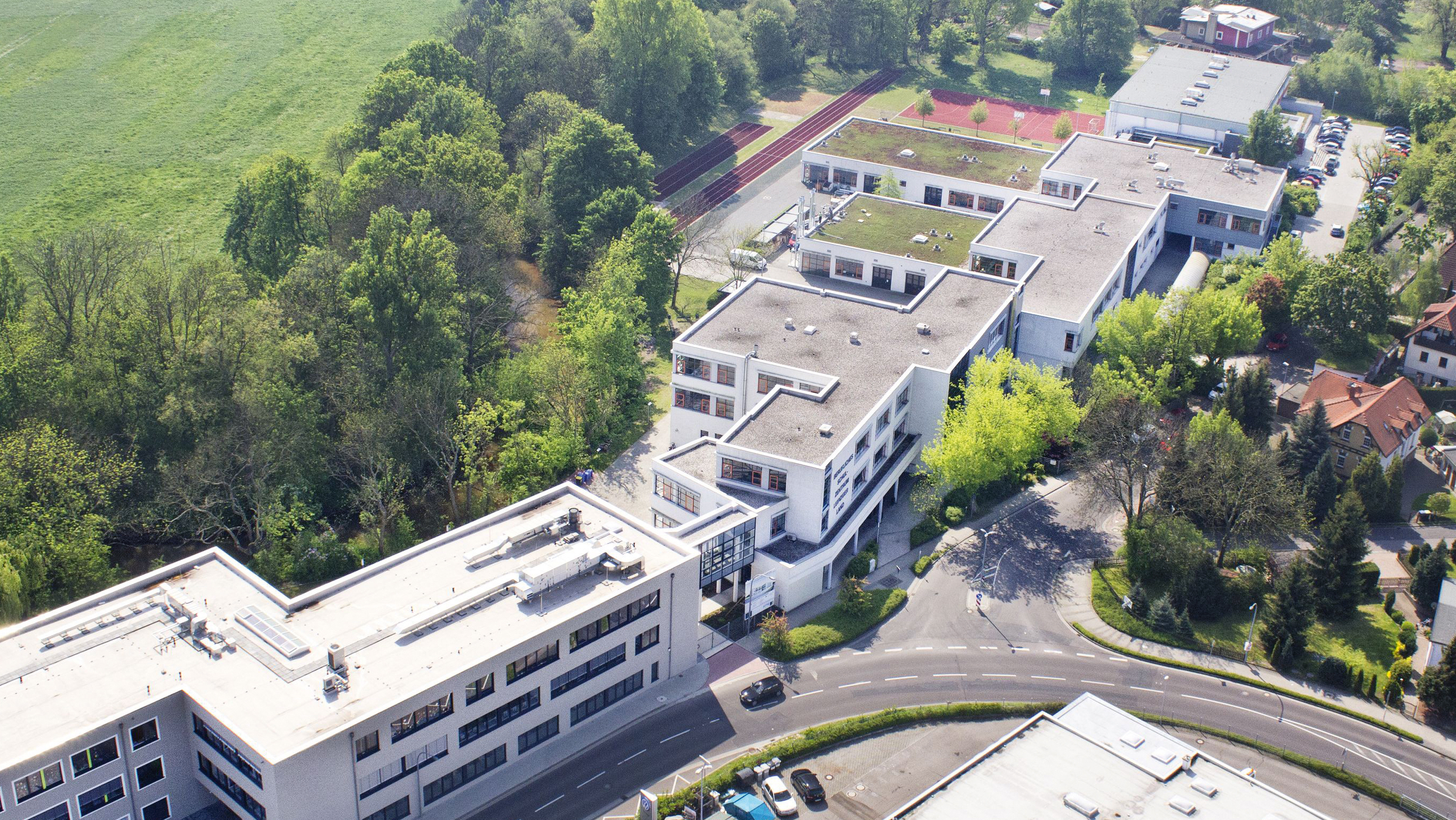 Luftbild Schulgebäude
