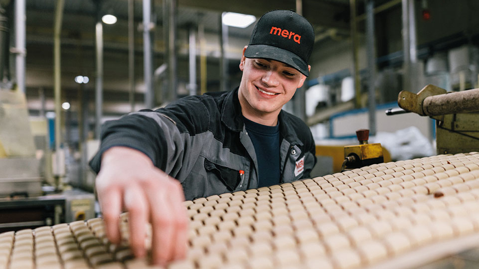 Azubi mit mera-Bascape bei der Arbeit