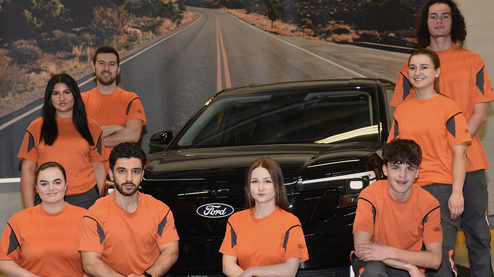 Gruppenbild junger Ford-Mitarbeitenden