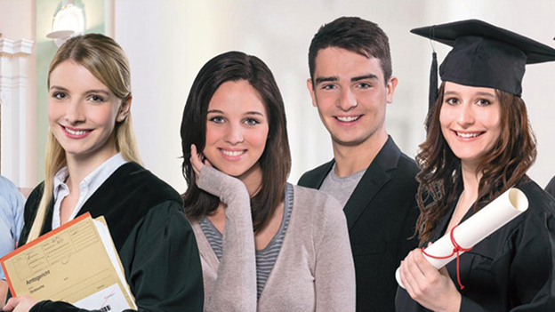 Mehrere Personen in Berufskleidung und mit Abschlussrollen stellen Berufe in der Justiz dar.