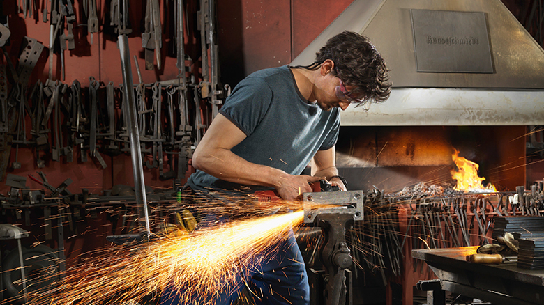 Junger Mann beim Schweißen.