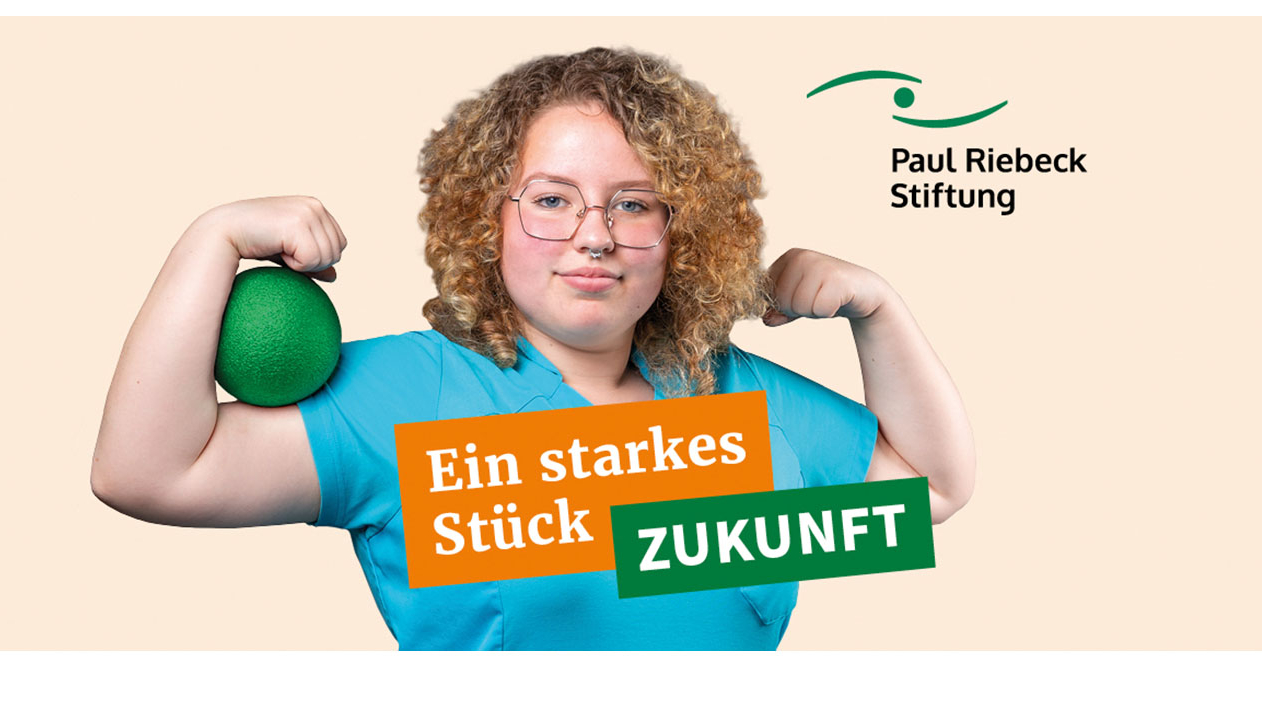 Junge Frau mit Brille zeigt starke Arme und hält einen Ball auf ihrem rechten Arm fest.