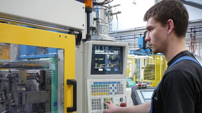 Junger Mann vor einem technischen Gerät