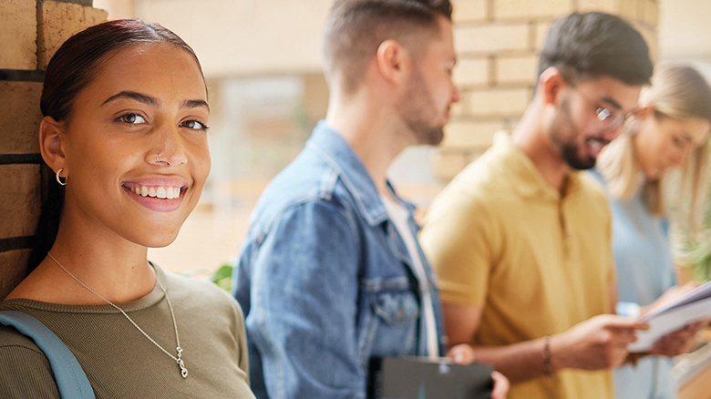 Gruppe junger Menschen, die in Unterlagen lesen