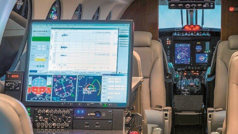 Flugzeug von Innen mit Cockpit