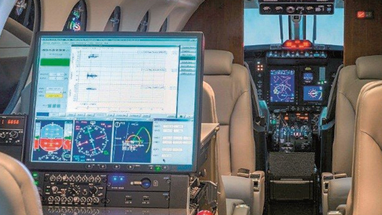 Flugzeug von Innen mit Cockpit