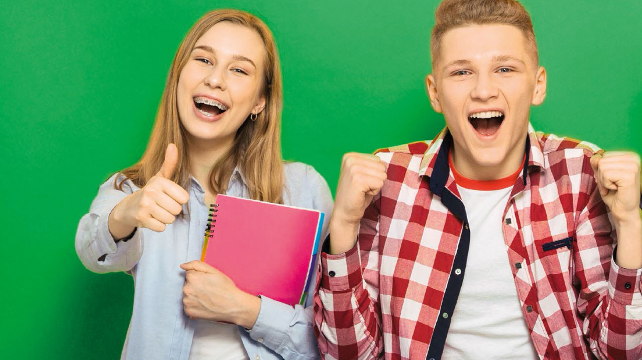 2 Jugendliche jubeln.