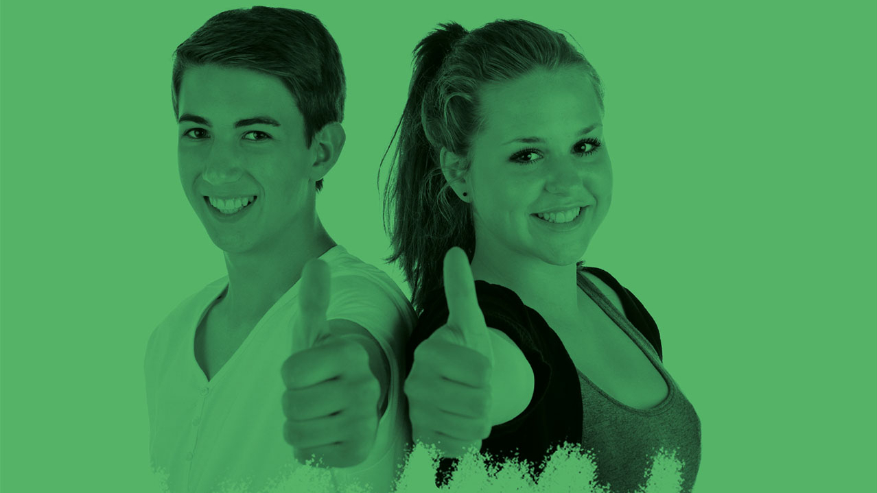 Zwei Jugendlich halten ihren Daumen hoch.