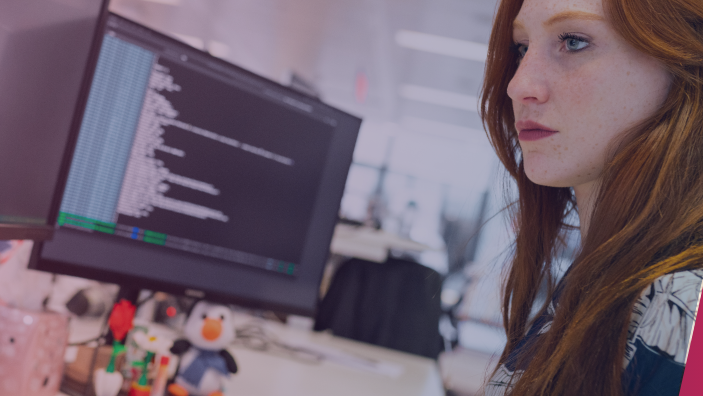 Junge Frau arbeitet am Bildschirm