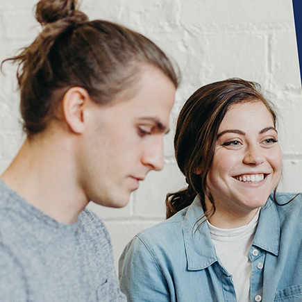 Zwei junge Menschen, Bildaufschrift: Werde eine Teil des Witte Teams. Jetzt bewerben!