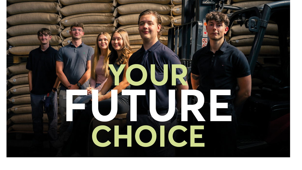 Werbung "you future choice" Sechs junge Menschen stehen vor großen Säcken mit Kaffee