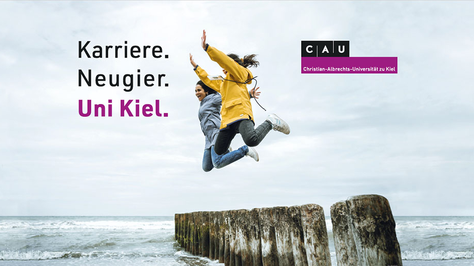 Logo CAU und zwei junge Menschen in Regenjacken, die an der See in die Höhe springen, Bildaufschrift: Karriere. Neugier. Und Kiel.