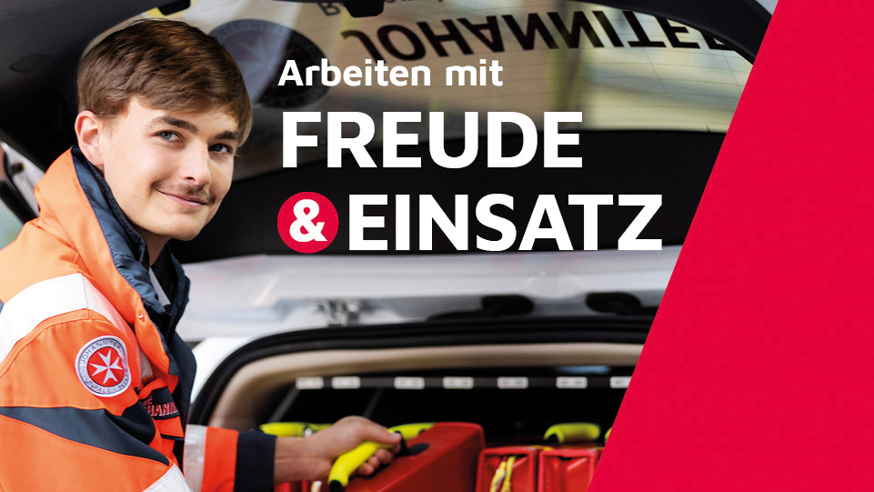 Junger Mann in Johanniter-Kleidung im Einsatz.