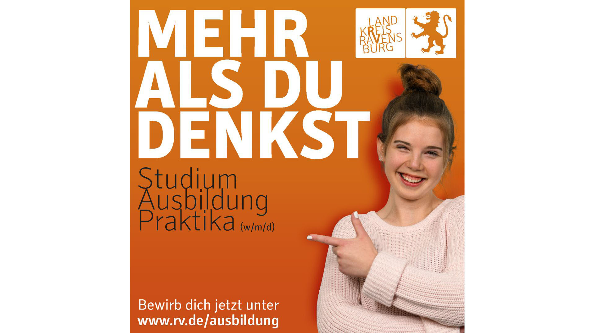Eine junge Person lächelt in die Kamera und zeigt auf den linksseitigen Slogan: "MEHR ALS DU DENKST Studium Ausbildung Praktika".
