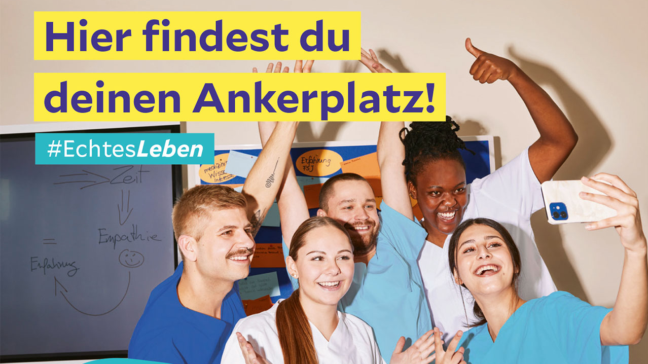 Fünf Personen in Arbeitskleidung verschiedener medizinischer Berufe machen gut gelaunt ein Selfie. Daneben steht der Slogan: "Hier findest du deinen Ankerplatz! #EchtesLeben"