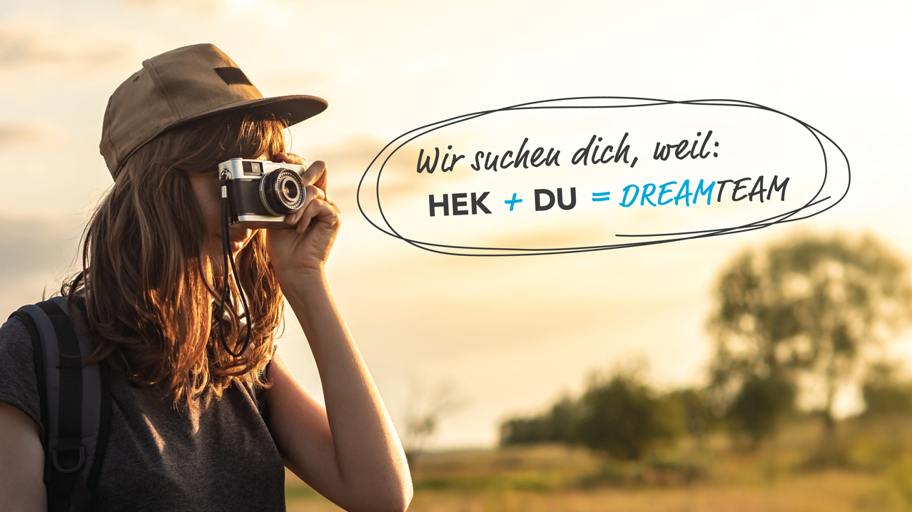 Junge Person mit langen Haaren und Basecap fotografiert mit einer Kamera, Bildaufschrift: Wir suchen dich, weil du + ich = Dreamteam