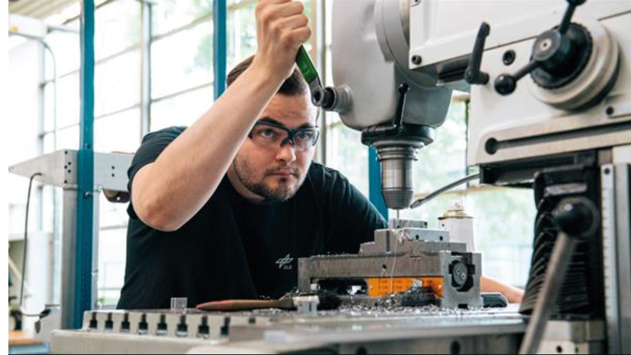 Mann mit Schutzbrille an Arbeitsgerät