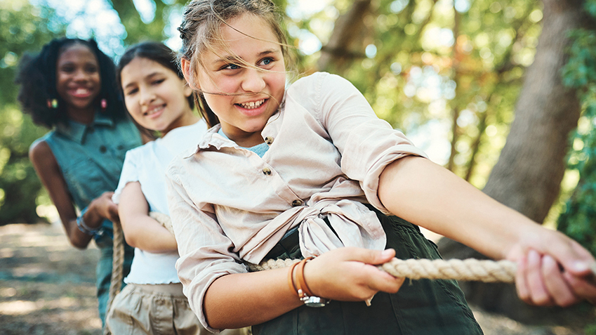 Gruppe junger Mädchen beim Tauziehen