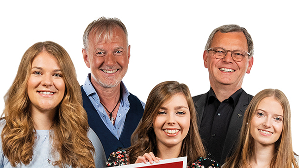 Vier Personen sehen in die Kamera, über ihnen der Spruch "Wir GLAUBEN an DICH".