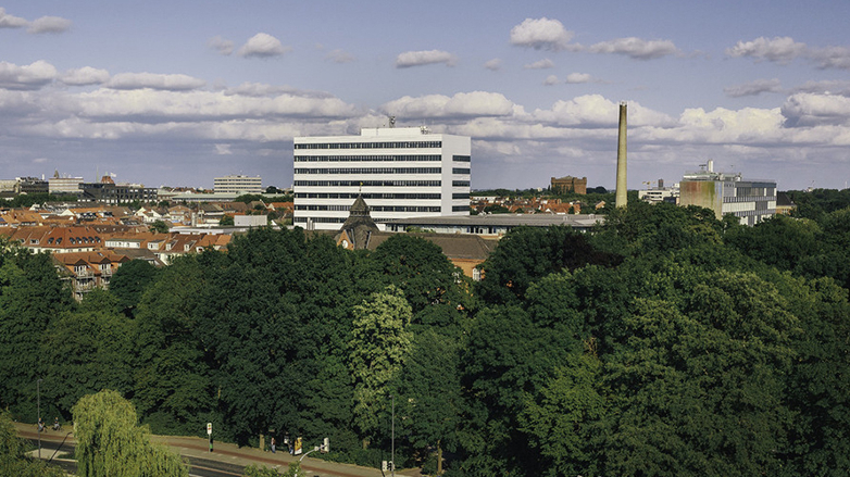 Das Gebäude der Hochschule Bremen mit Umgebung bei bewölktem Himmel