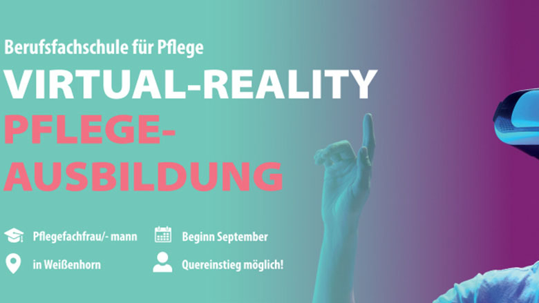 Person mit VR-Brille vor türkis-lilafarbenem Hintergrund, Bildaufschrift: Virtual Reality Pflegeausbildung