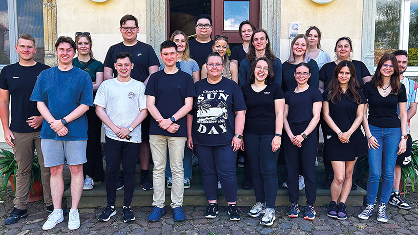 Gruppenbild aller Azubis und dual Studierenden von connex