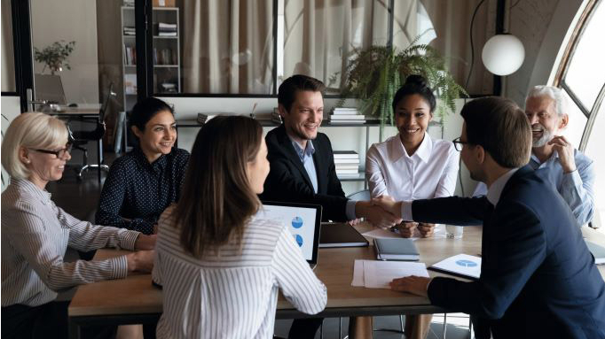 Gruppe sitzt am Tisch