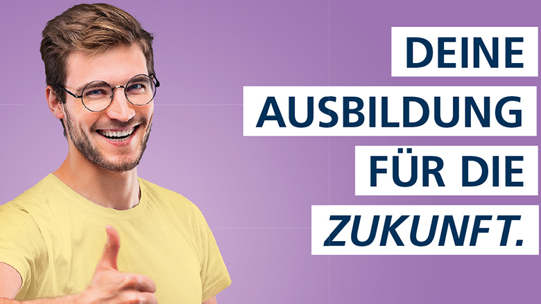 Person lächelt in die Kamera und hält den Daumen nach oben. Rechtsseitig der Slogan "DEINE AUSBILDUNG FÜR DIE ZUKUNFT.".