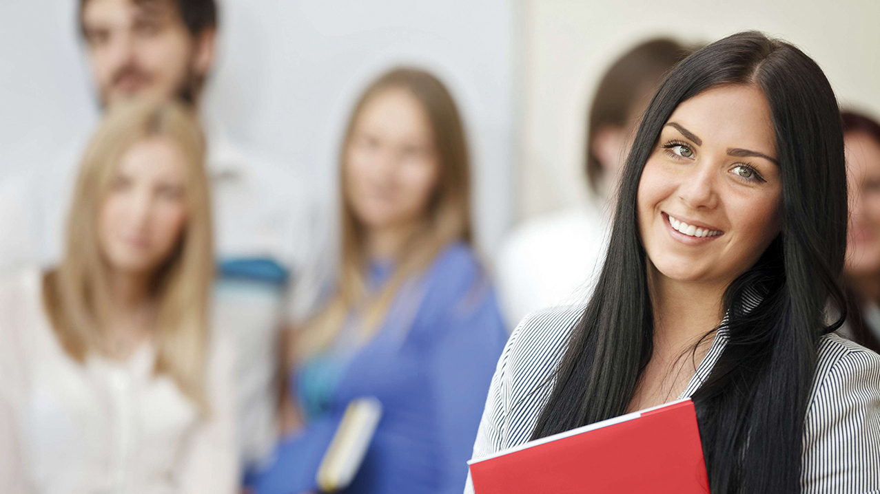 Gruppe junger Menschen schauen in die Kamera