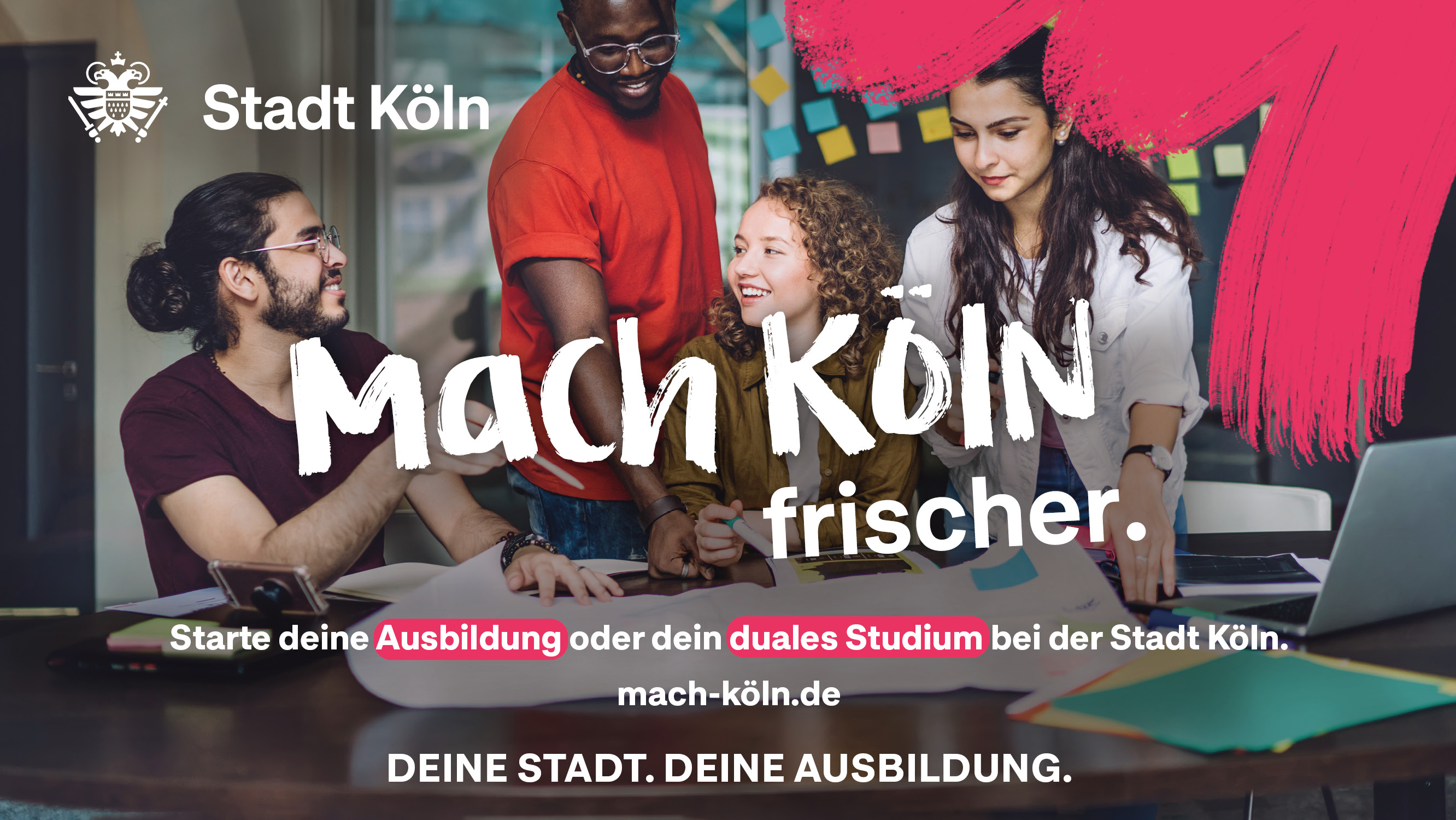 Kampagenenbild "Mach Köln frischer. Starte deine Ausbidlung oder dein duales Studium bei der Stadt Köln. DEINE STADT. DEINE AUSBILDUNGL." 4 junge Menschen arbeiten in der Gruppe zusammen.