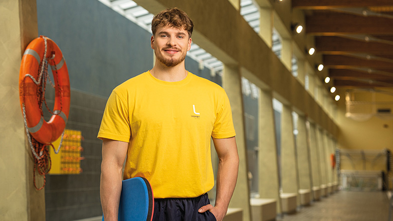 Junger Mann im Schwimmbad