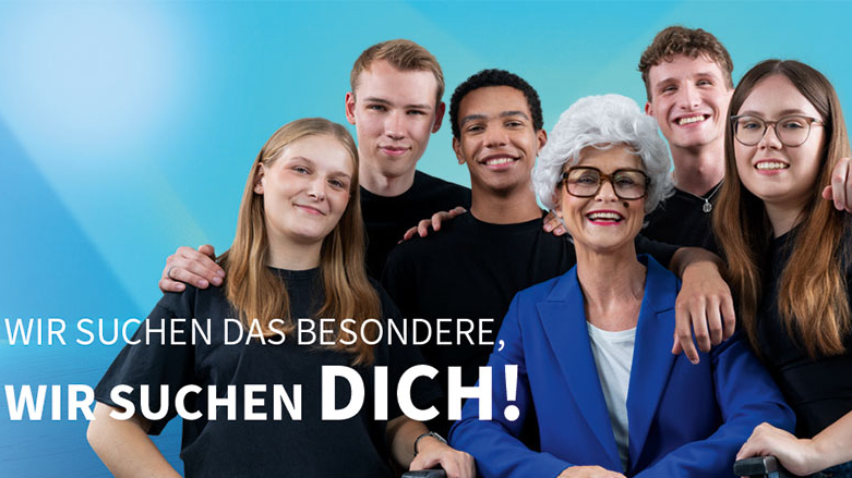 Gruppe junger Menschen und älterer Frau