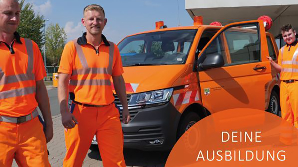 Straßenwärter in oranger Arbeitskleidung