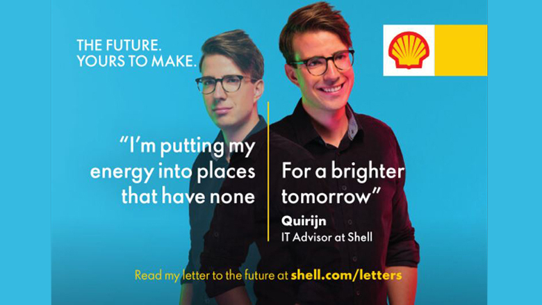 Junger Mensch in zwei Positionen vor einem blauen Hintergrund, Bildaufschrift: The future. Yours to make.