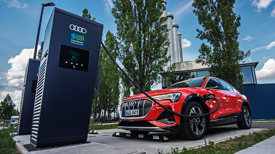 E-Auto an Landestation