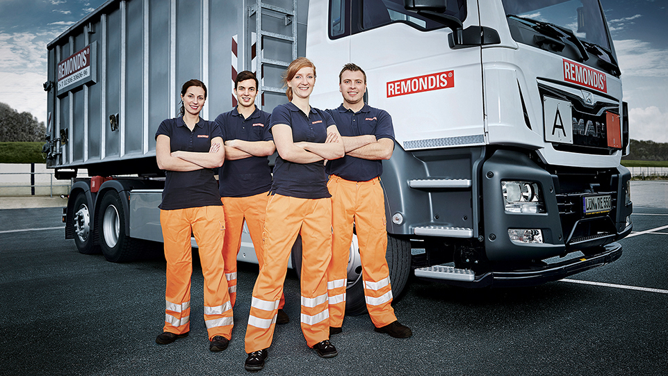 Kleine Gruppe Mitarbeitende von Remondis vor LKW