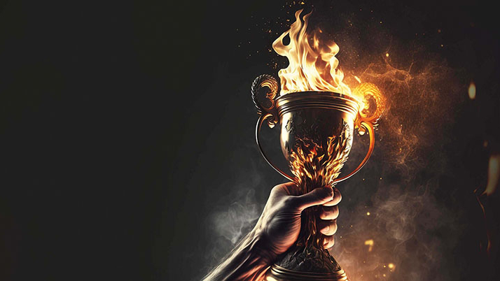 Hand mit einem brennenden Pokal