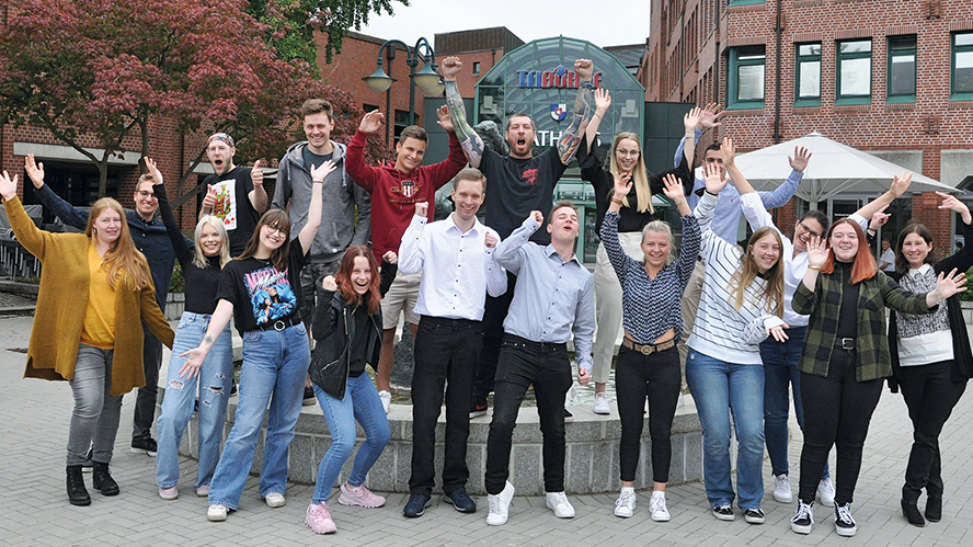 Gruppenfoto der Auszubildenden am Brunnen vor dem Rathaus