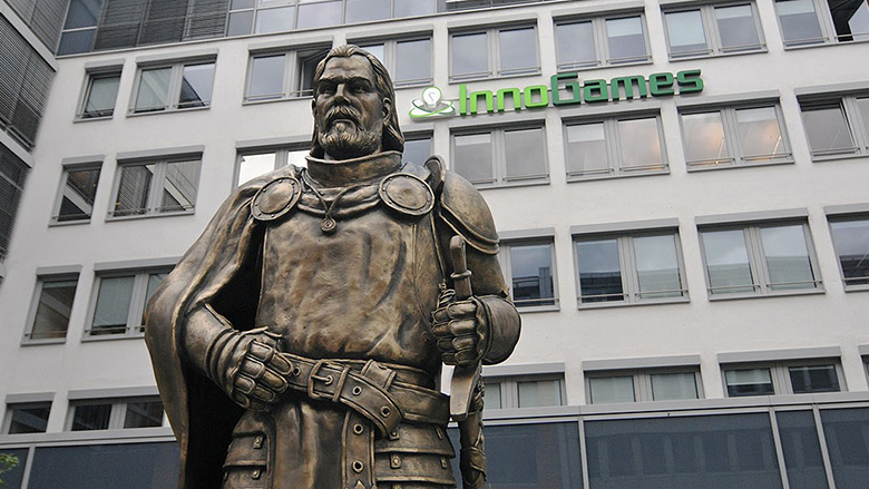 Statue eines Videospiel-Charakters vor dem Gebäude von InnoGames