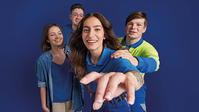 Kleine Gruppe junger Menschen vor der Kamera