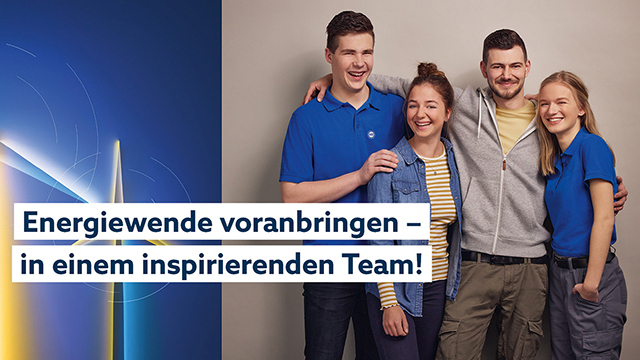 Vier Personen umarmen sich und lächeln in die Kamera. Drei Windräder sind zu erkennen. Daneben steht der Slogan: Energiewende voranbringen – in einem inspirierenden Team!