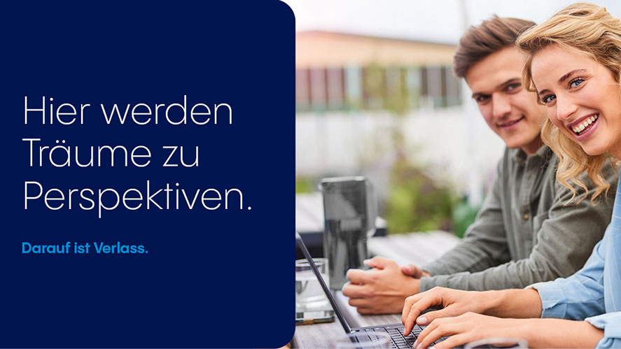 Linksseitig dunkelblauer Hintergrund mit dem Satz "Hier werden Träume zu Perspektiven.". Rechtsseitig zwei Personen die in die Kamera lächeln. 