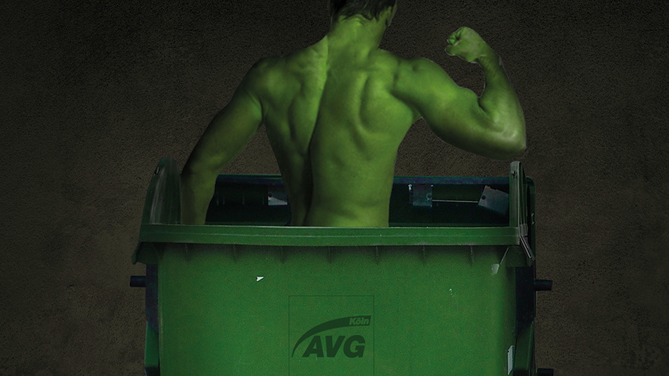Kampagnenbild muskolöser Mann steht in großer Mülltonne