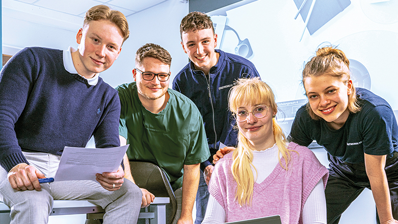 Kleine Gruppe junger Menschen