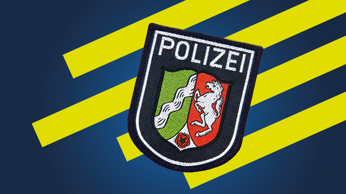 Polizeiabzeichen auf blauen Hintergrund mit gelben Streifen
