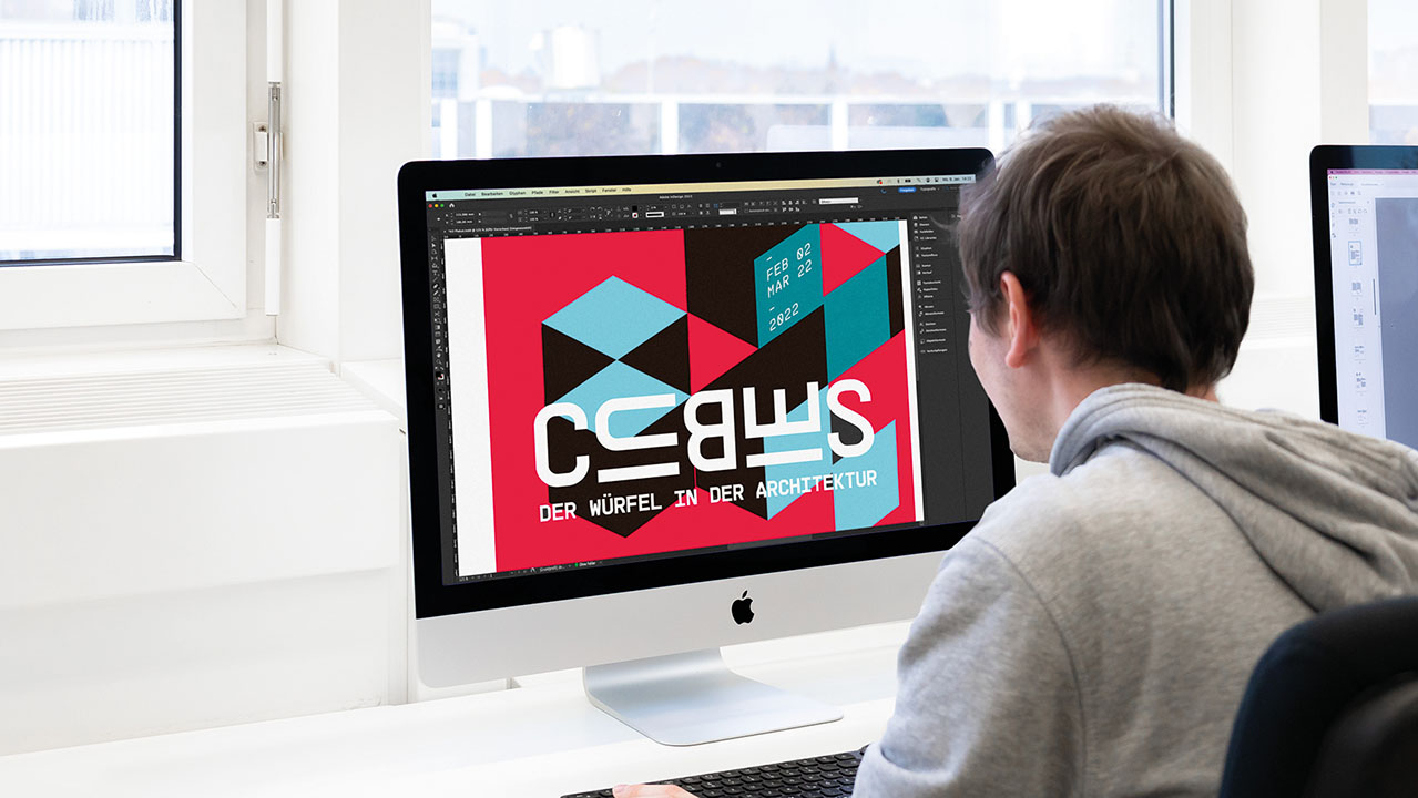 Grafikdesigner arbeitet an einem Mac