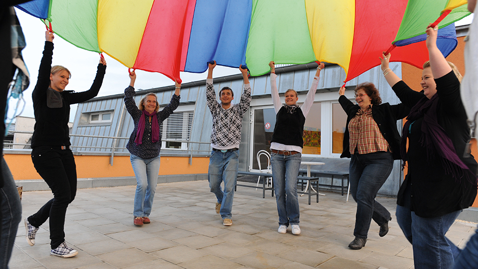 Mitarbeitende beim Kreisspiel