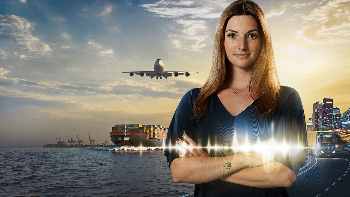 Junger Mensch vor einem Hintergrund mit Containerschiff, Flugzeug und LKW, Bildaufschrift: Move the world. Move your future.